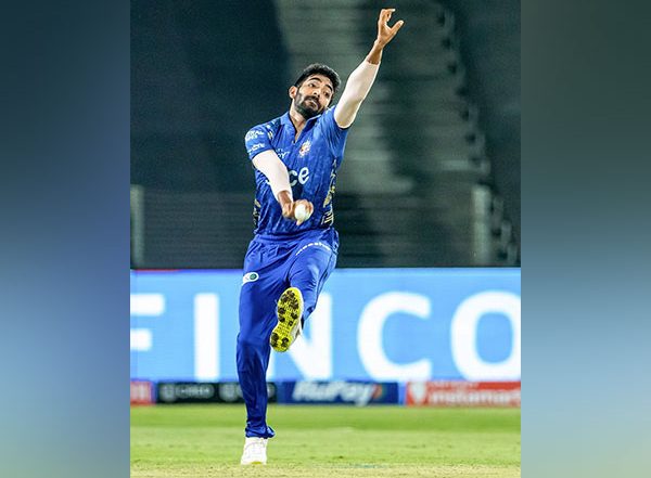 Sports News | Jasprit Bumrah Rejoins MI Squad Ahead of Crucial Clash Against RCB