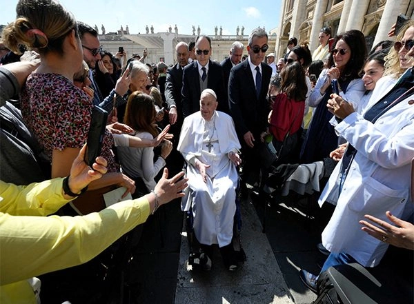 World News | Pope Francis Makes First Public Appearance at Vatican After Leaving Hospital