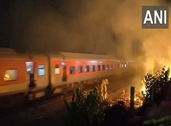 India News | Thane: Fire Breaks out Near Railway Tracks at Mumbai Station