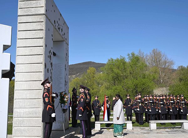World News | Slovak Republic: President Murmu Pays Tribute at Gate of Freedom Memorial in Bratislava