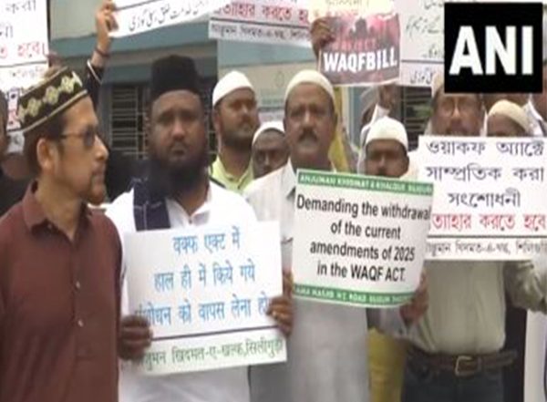 India News | West Bengal: Muslim Organisation Protests Against Waqf Amendment Act in Siliguri