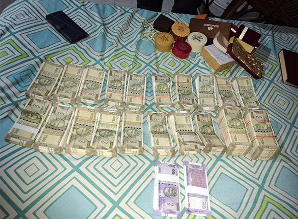 India News | Odisha Vigilance Intercepts Malkangiri Engineer with over Rs 15 Lakh Suspected to Be Bribe Money