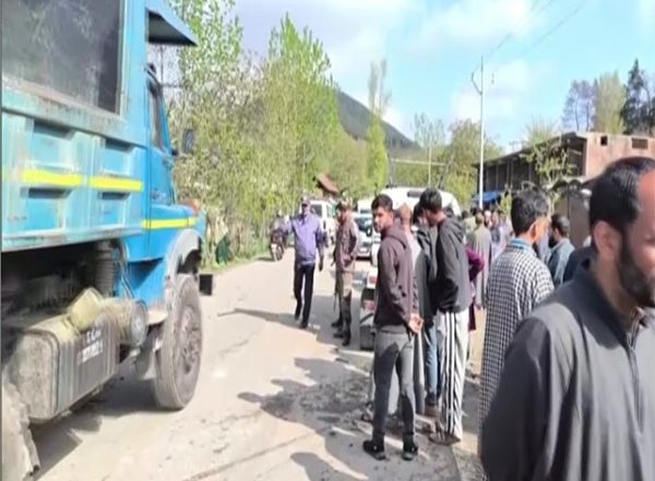 India News | J-K: 1 Dead, Several Injured in College Bus Accident in Kupwara