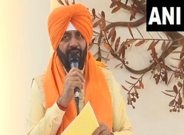India News | Haryana CM Saini Extends Greetings of Baisakhi, Offers Prayers at a Gurudwara in Gurugram