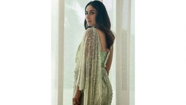 Entertainment News | Kareena Kapoor Khan Leaves Fans Nostalgic as She Grooves to 'Chammak Challo' at Dubai Event