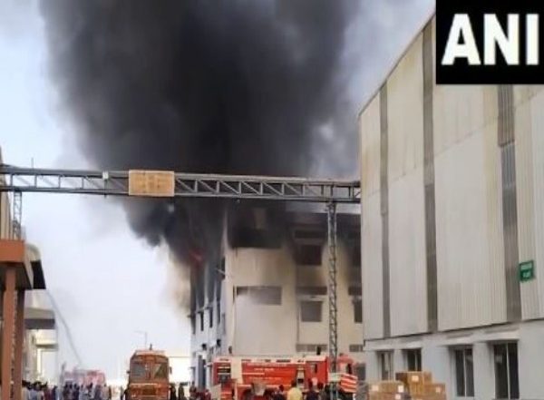 India News | Gujarat: Massive Fire Breaks out at Chemical Manufacturing Unit in Bharuch, Dousing Operations Underway
