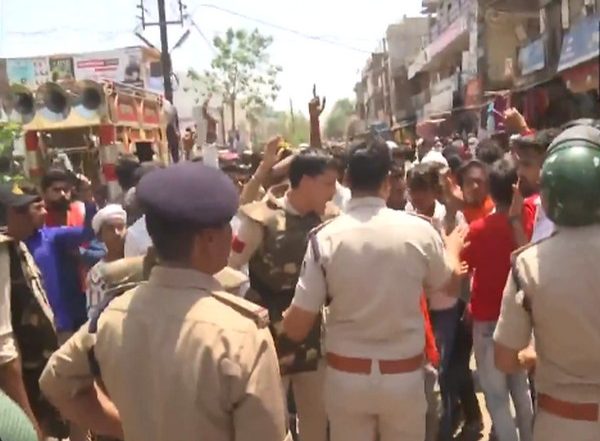 India News | Madhya Pradesh: VHP, Bajrang Dal Lathicharged in Guna over Protest Against Stone Pelting