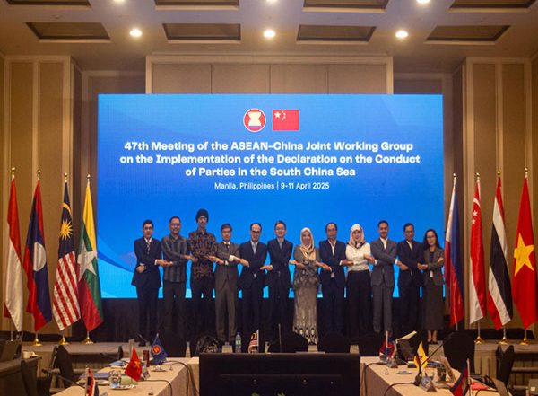 World News | Philippines Calls for Adherence to South China Sea Arbitral Award at ASEAN-China Negotiations