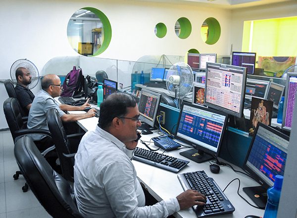 Business News | Indian Stock Outlook: Investors to Monitor Q4 Earnings, Global Cues