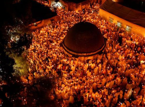 World News | Thousands Gather at Church of Holy Sepulchre in Jerusalem for Holy Fire Ceremony