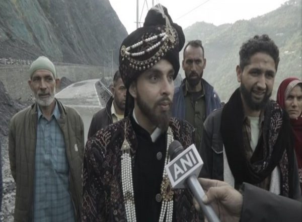 Ramban Flash Floods: Determined Groom Walks 7 Km With Family to Reach Wedding Venue as NH-44 Blocked Due to Heavy Rains and Landslides