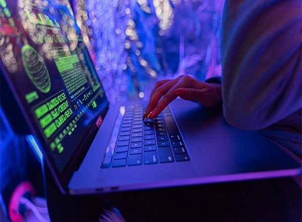 India News | Delhi Businessman Duped of Rs 4.04 Crore in WhatsApp Stock Trading Scam; FIR Registered