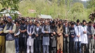 India News | J-K CM Omar Abdullah Pays Last Respect to Pahalgam Terror Attack Victim, Assures All Possible Help
