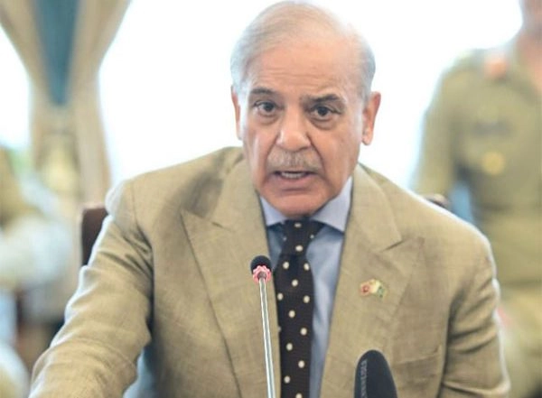 World News | Under Pressure After India's Strong Stand, Pakistan Closes Airspace for Indian Airlines, Announces Face-saving Countermeasures