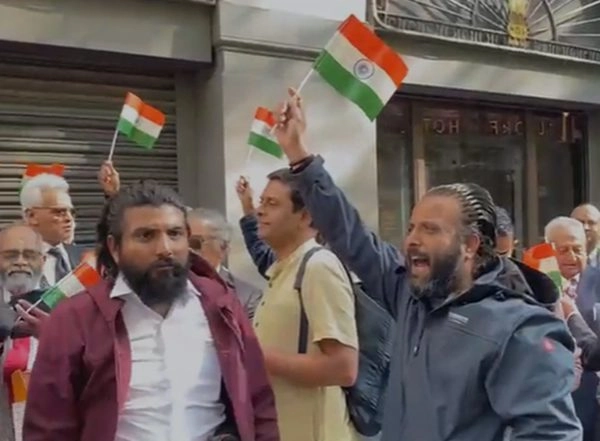 World News | UK: People Gather Outside Indian High Commission in Support of Victims of Pahalgam Attack