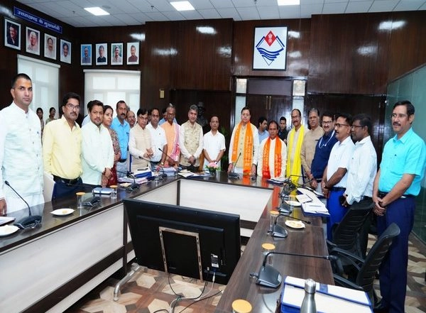 India News | CM Dhami Pays Tribute to Pahalgam Terror Attack Victims, Observes Two Minutes of Silence Before State Secretariat Meeting