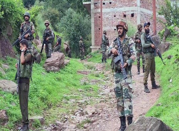 India News | Bandipora Encounter: Two Security Personnel Sustain Injuries in Exchange of Fire