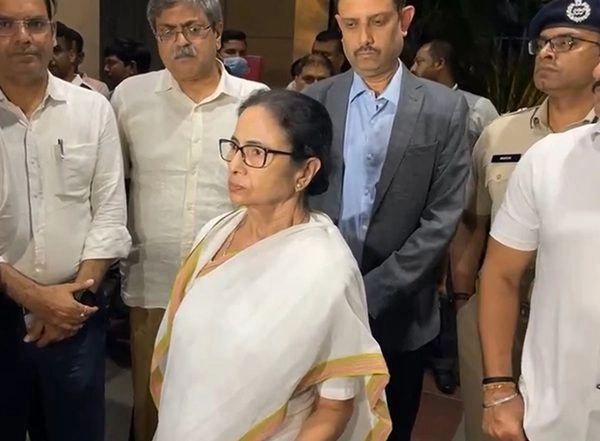 India News | Bengal CM Mamata Banerjee Offers Support to Family of Army Soldier from Nadia Killed in Udhampur Encounter