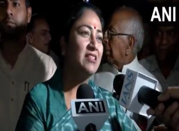 India News | Delhi CM Chairs Review Meeting with Dept of Women and Child Development , Instructs Officials to Conduct Regular Visits to Anganwadi Centres