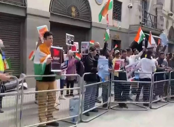 World News | Indian Diaspora Stages Counter Protest Against Pakistan in London