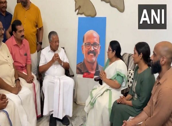 India News | Kerala CM Visits Pahalgam Terror Victim N Ramachandran's Residence in Ernakulam, Offers Condolences to Family