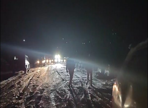 India News | Over 200 Stranded Vehicles Evacuated Safely After Sudden Snowfall in East Sikkim