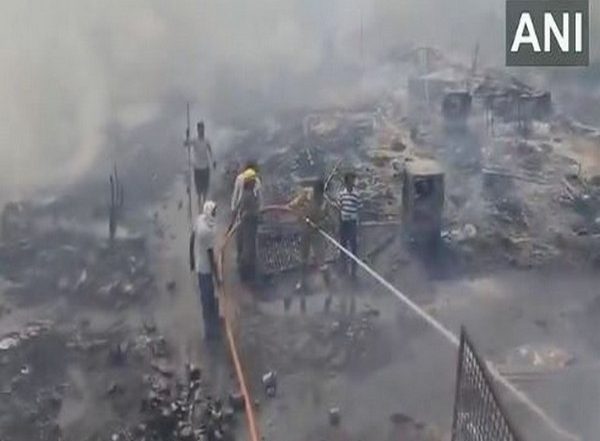 India News | UP: Massive Fire Breaks out in Madiyaon, Firefighting Operations Underway