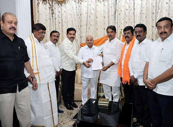 India News | Karnataka BJP Leaders Meet Governor Gehlot Seeking Revocation of 18 MLAs from Assembly