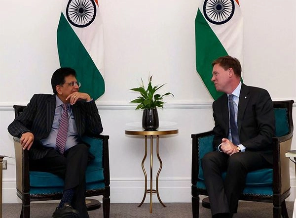 Business News | Piyush Goyal Meets Business Leaders in London to Boost India-UK Investment and Trade Ties