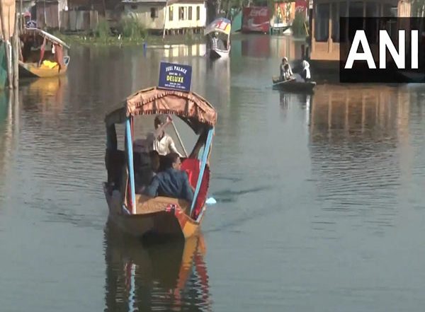 India News | Tourists Enjoy Shikara Rides in Srinagar, Call on People to Visit Kashmir