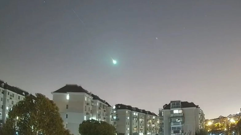 Fireball Caught on Camera in China: Fireball Lights Up Night Sky in Shanghai, Visible Across Jiangsu and Zhejiang (Watch Videos)