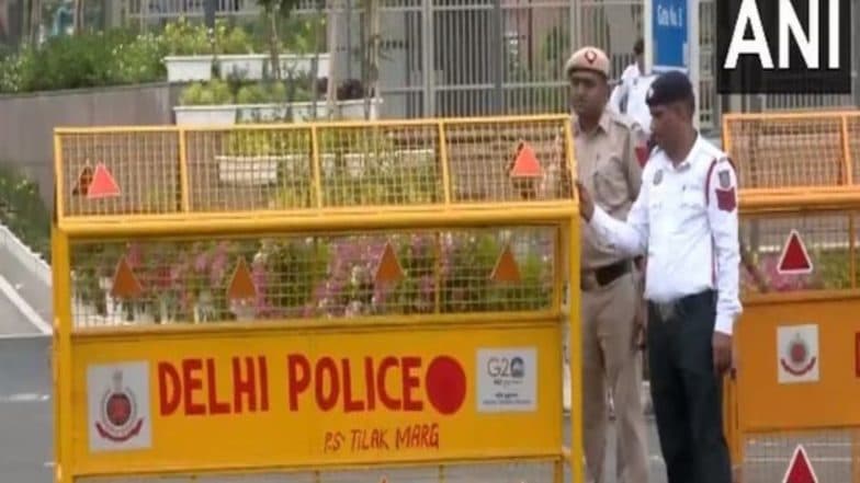 Delhi: Several People Feared Trapped After Humayun’s Tomb Dome Collapses in Nizamuddin, Rescue Ops Underway (Watch Video)