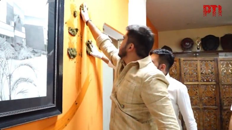 Cow Dung on Classroom Walls for Cooling: DUSU President Ronak Khatri Defaces Lakshmibai College Principal Pratyush Vatsala’s Office (Watch Video)