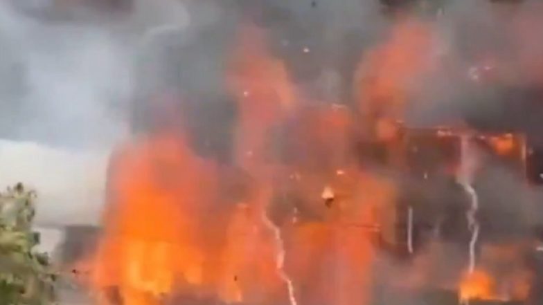 Delhi Fire: Blaze Erupts in Anarkali Building, DDA Shopping Complex in Jhandewalan (Watch Videos)