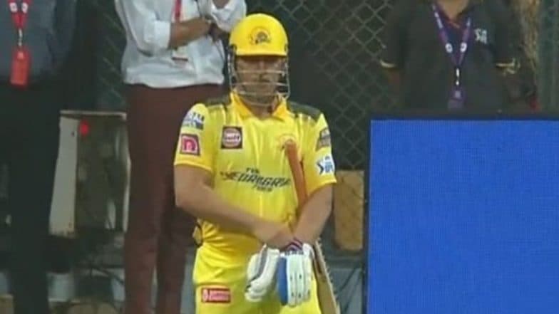 MS Dhoni Receives Thunderous Welcome From Chennai Crowd Amid Retirement Rumours After Wicketkeeper-Batter Comes Out To Bat in CSK vs DC IPL 2025 Match (Watch Video)