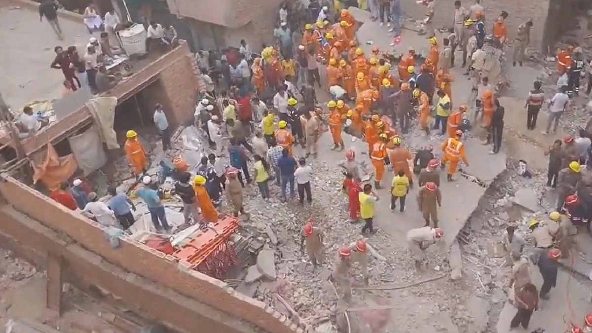 India News Delhi 4 Dead, Several Feared Trapped After 4Storey(02)