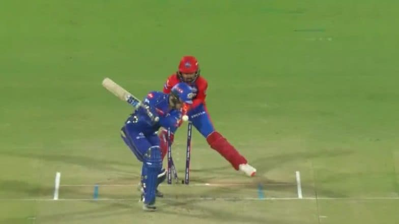 Kuldeep Yadav슬롯사이트s Sharp Googly Castles Ryan Rickelton슬롯사이트s Stumps During DC vs MI IPL 2025 Match in Delhi (Watch Video)