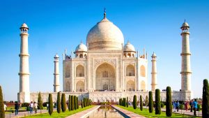 social-viral-Taj Mahal Viral Video: UP Police Female Constable Helps Argentina Tourist Fix Saree, Wins Hearts