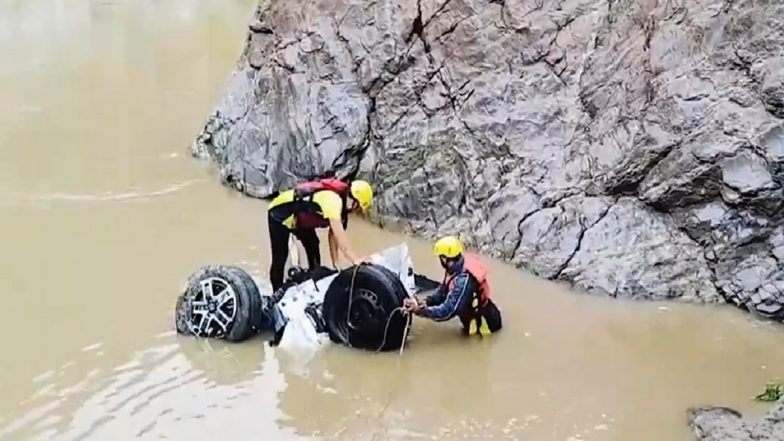 Uttarakhand Road Accident: Car With Haridwar Family Plunges Into Alaknanda River in Devprayag; 1 Rescued, 5 Feared Dead (Watch Video)