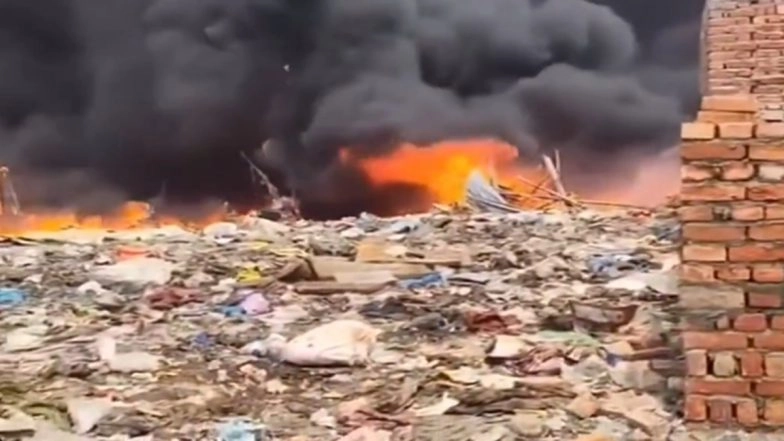 Delhi Fire: Massive Blaze Erupts at Slum in Rohini, 2 Dead (Watch Videos)