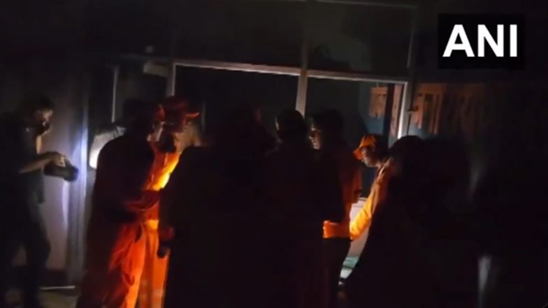 Lucknow Fire: Massive Blaze Erupts at Lokbandhu Hospital of Uttar Pradesh, Patients Shifted to Safer Location (Watch Videos)