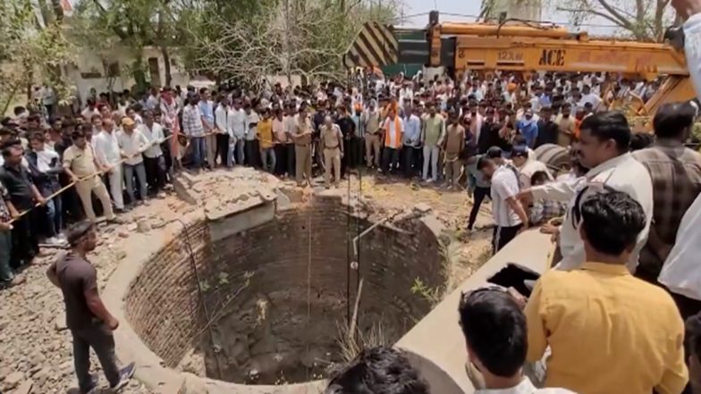 MP Road Accident: 5 Feared Dead as Van Plunges Into Well in Mandsaur; One Rescuer Killed, 4 Injured (Watch Video)