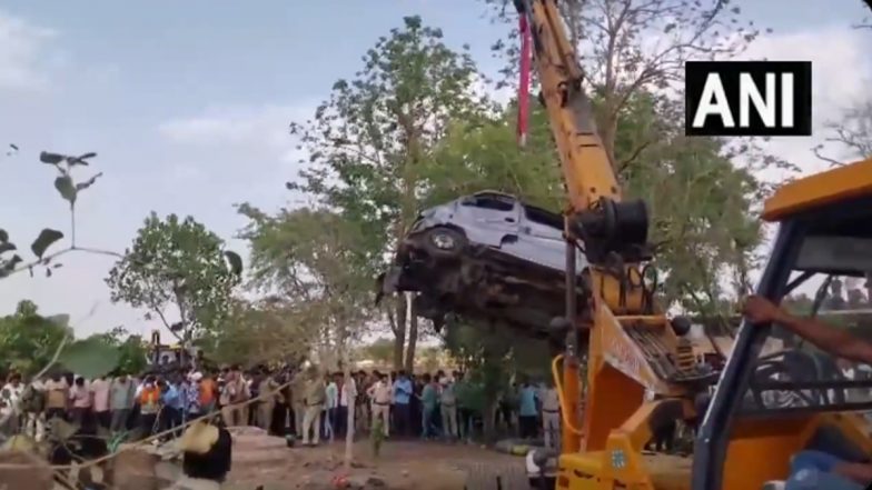 Mandsaur Road Accident: 11 Dead as Speeding Van Hits Bike, Lands in Water-Filled Well in Madhya Pradesh (Watch Videos)