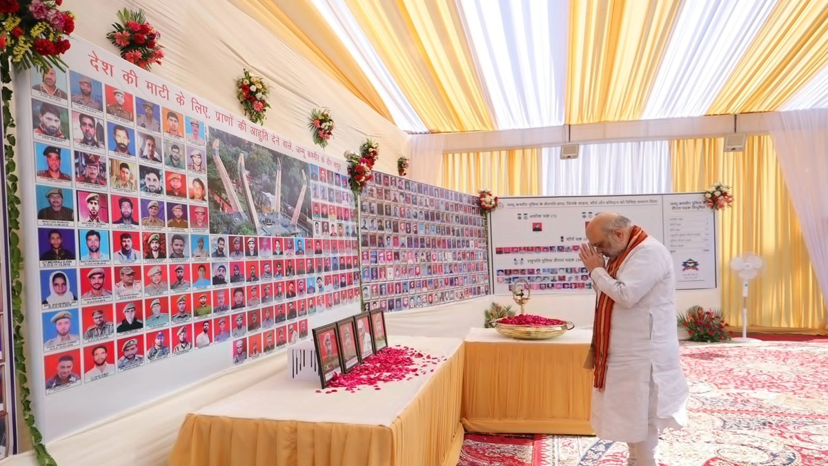 Amit Shah Jammu And Kashmir Visit: Union Home Minister Meets Family of  Kirti Chakra Awardee DSP Humayun Muzammil Bhat (See Pics and Video) | 📰  LatestLY