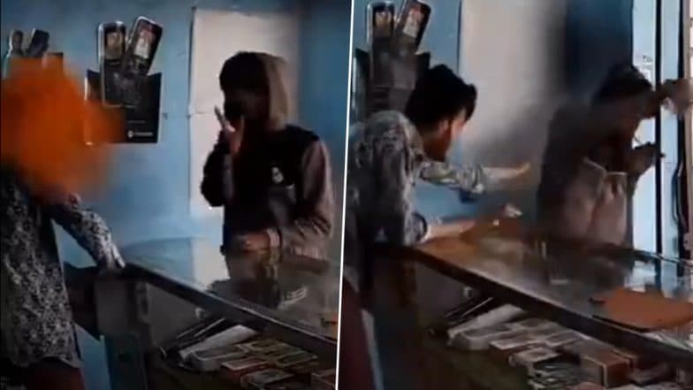 Bijnor Shocker: Miscreant Throws Chilli Powder in Shopkeeper슬롯사이트s Eyes, Loots INR 50,000 From Mobile Shop in UP; Police Respond After CCTV Video Surfaces