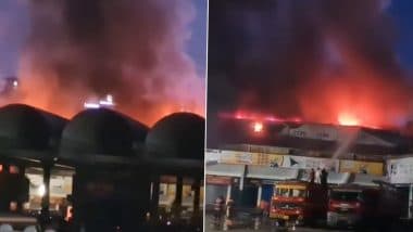 Kerala Fire: Massive Blaze Erupts at Textile Market Near New Bus Stand in Kozhikode, Firefighters Rushed to Scene (Watch Videos)