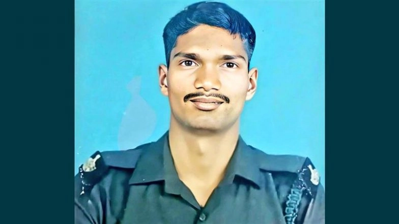 Gaykar Sandip Pandurang Martyred in Kishtwar Encounter: Wreath Laying Ceremony and Gun Salute Held in Honour of Sepoy Killed in Jammu and Kashmir (Watch Videos)