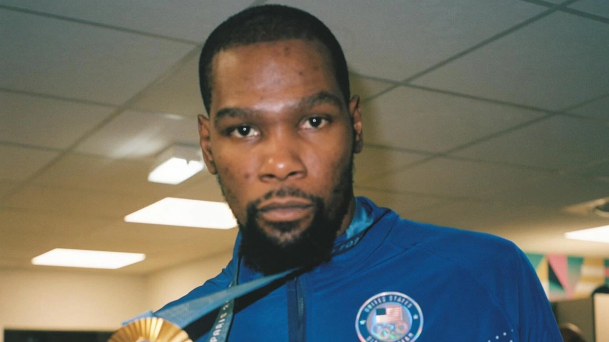 American basketball power forward Kevin Durant dribbled his way to total earnings of $101.4 million in 2025.