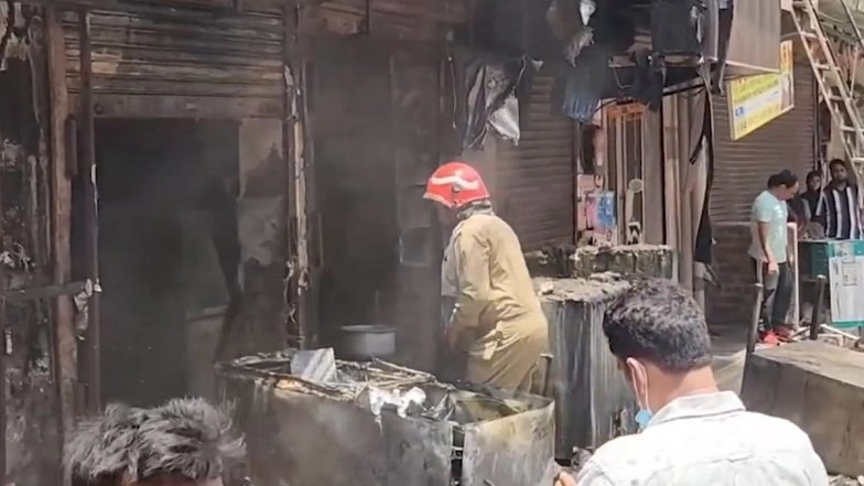 Delhi Fire: Massive Blaze Engulfs Dhaba in Aman Vihar, Fire Tenders Rush to Scene (Watch Video)