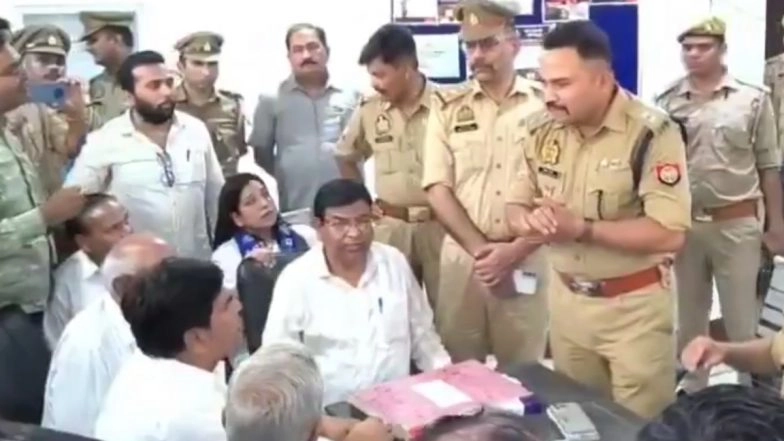 Floor Tiles With Pictures of Dr BR Ambedkar, Gautam Buddha Allegedly Installed in Agra Hospital, Scuffle Breaks Out During Protest by BSP and Bhim Army Activists (Watch Video)
